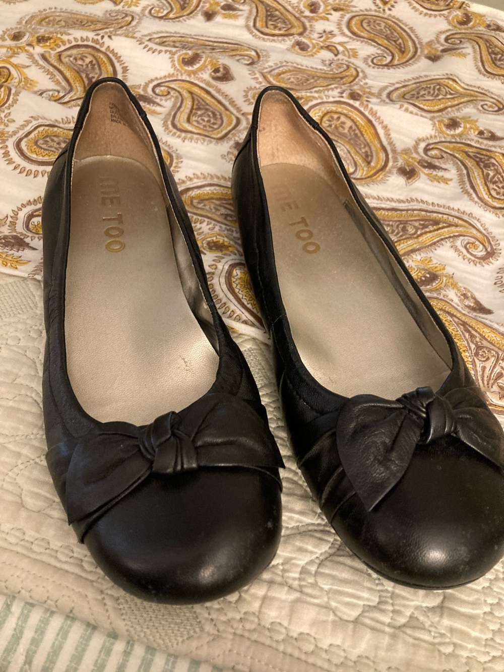 Black Flats Designed by Me Too Sz 7M  Leather  Pretty Bow